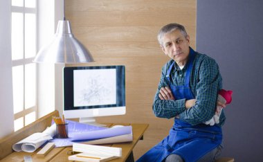 Dizüstü bilgisayarda çalışan ve Proje çizimi mühendis marangoz