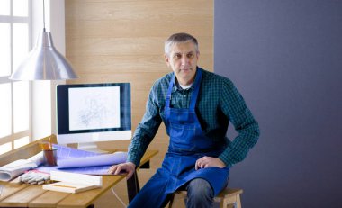 Dizüstü bilgisayarda çalışan ve Proje çizimi mühendis marangoz