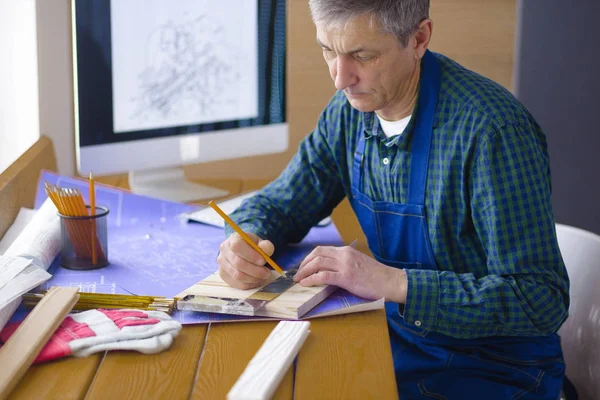 Dizüstü bilgisayarda çalışan ve Proje çizimi mühendis marangoz