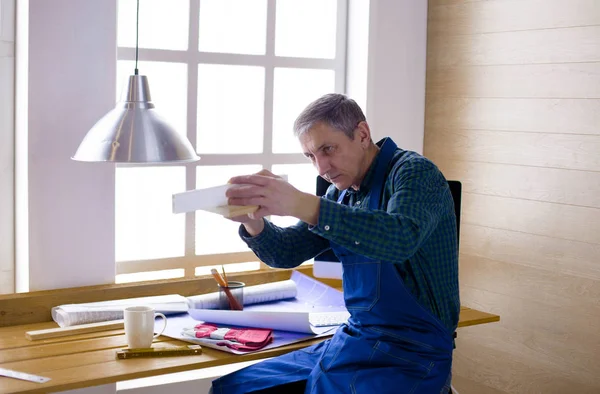 Dizüstü bilgisayarda çalışan ve Proje çizimi mühendis marangoz