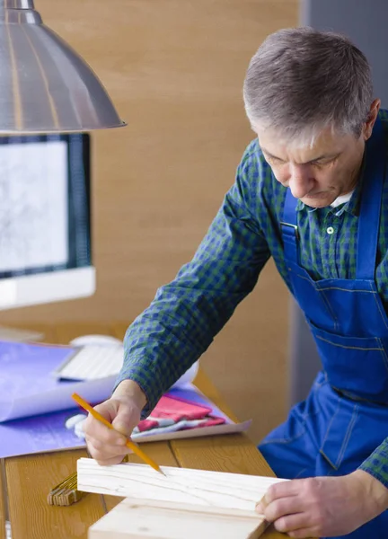 Ingénieur charpentier travaillant sur ordinateur portable et projet de croquis — Photo