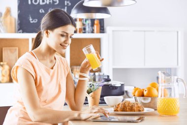 Cep telefonu görünümlü ve cam tutan gülümseyen güzel kadın 