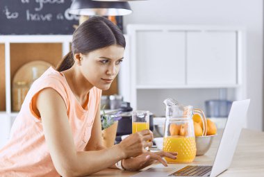 Cep telefonu görünümlü ve cam tutan gülümseyen güzel kadın 