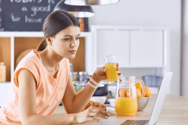 Cep telefonu görünümlü ve cam tutan gülümseyen güzel kadın 