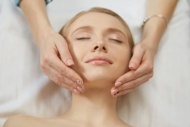 güzel bir genç kadın kozmetik salonda yakın çekim