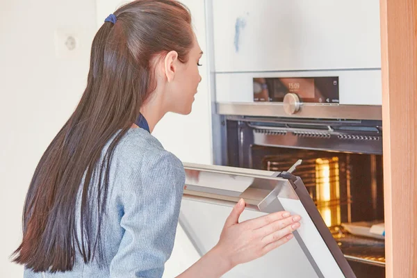 O açık ile bekleyen güzel bir kadın mutfakta