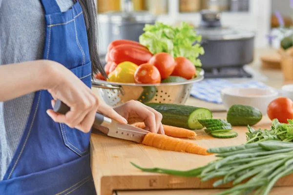 若い女性は、台所で食べ物を準備します。健康食品 - 野菜 — ストック写真