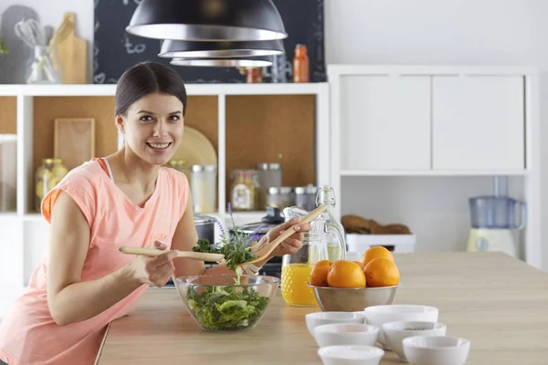 緑の党からの食糧を準備する幸せな若い料理女の子 — ストック写真