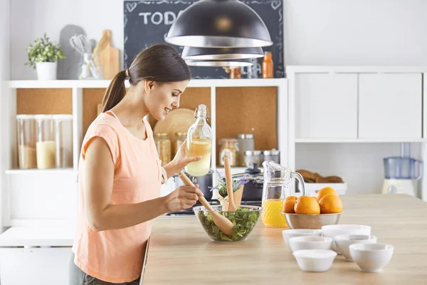 緑の党からの食糧を準備する幸せな若い料理女の子 — ストック写真