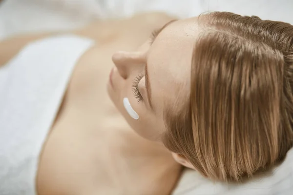 Belle jeune femme dans le salon cosmétique gros plan — Photo