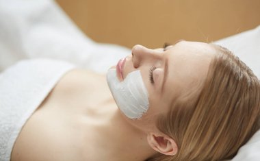 güzel bir genç kadın kozmetik salonda yakın çekim