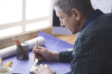 Dizüstü bilgisayarda çalışan ve Proje çizimi mühendis marangoz