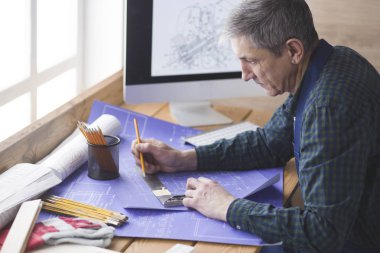 Dizüstü bilgisayarda çalışan ve Proje çizimi mühendis marangoz