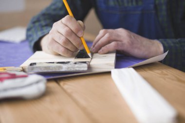 Dizüstü bilgisayarda çalışan ve Proje çizimi mühendis marangoz