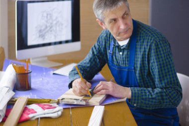 Dizüstü bilgisayarda çalışan ve Proje çizimi mühendis marangoz