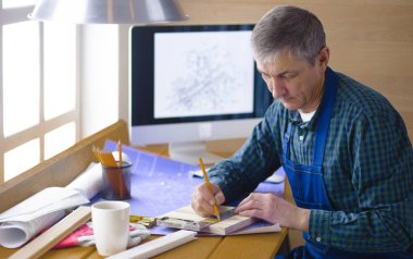 Dizüstü bilgisayarda çalışan ve Proje çizimi mühendis marangoz