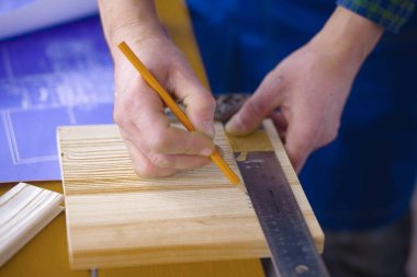 Dizüstü bilgisayarda çalışan ve Proje çizimi mühendis marangoz