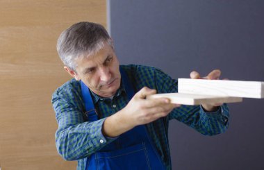 Meslek, doğrama, doğrama ve insanlar kavramı - marangoz 