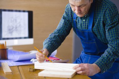 Dizüstü bilgisayarda çalışan ve Proje çizimi mühendis marangoz