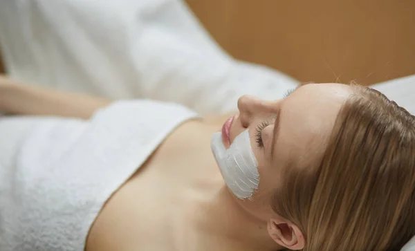 Belle jeune femme dans le salon cosmétique gros plan — Photo