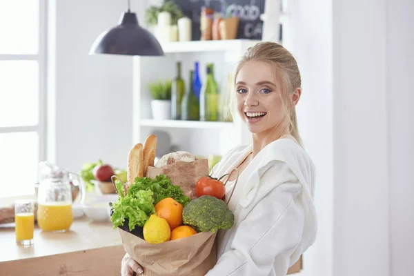 야채 현장 standi 가진 식료품 쇼핑 가방을 들고 젊은 여자 — 스톡 사진