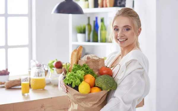 Молода жінка тримає продуктовий сумку з овочами Станді — стокове фото