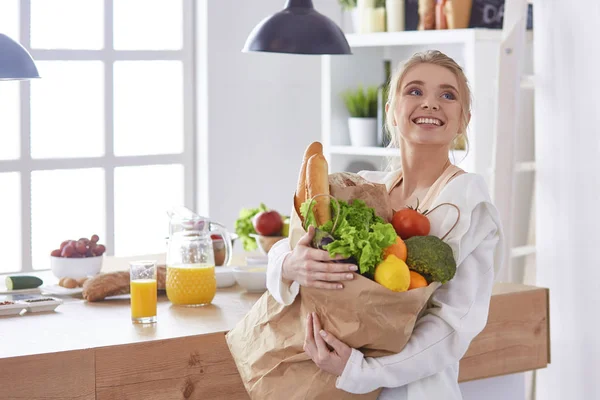 Молода жінка тримає продуктовий сумку з овочами Станді — стокове фото