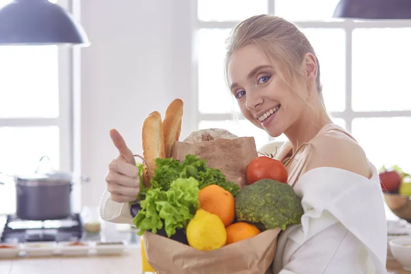 Молода жінка тримає продуктовий сумку з овочами Станді — стокове фото