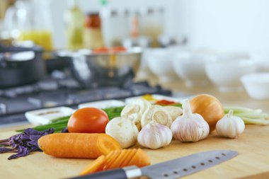 Ahşap tahta ve ta pişirme için malzemeler ile kompozisyon