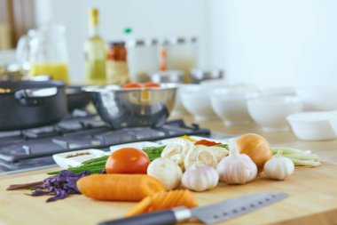 Ahşap tahta ve ta pişirme için malzemeler ile kompozisyon