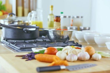 Ahşap tahta ve ta pişirme için malzemeler ile kompozisyon