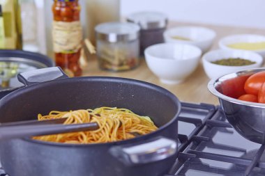 Makarna mutfak soba üzerinde tava üzerinde çatalı haddelenmiş