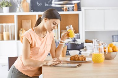 Cep telefonu görünümlü ve cam tutan gülümseyen güzel kadın 