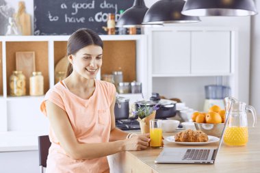 Cep telefonu görünümlü ve cam tutan gülümseyen güzel kadın 