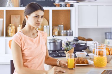 Cep telefonu görünümlü ve cam tutan gülümseyen güzel kadın 