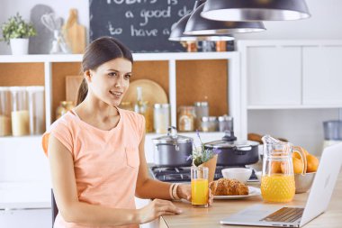 Cep telefonu görünümlü ve cam tutan gülümseyen güzel kadın 