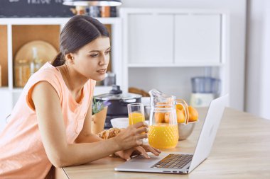 Cep telefonu görünümlü ve cam tutan gülümseyen güzel kadın 