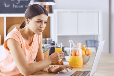 Cep telefonu görünümlü ve cam tutan gülümseyen güzel kadın 