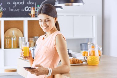 Cep telefonu görünümlü ve cam tutan gülümseyen güzel kadın 