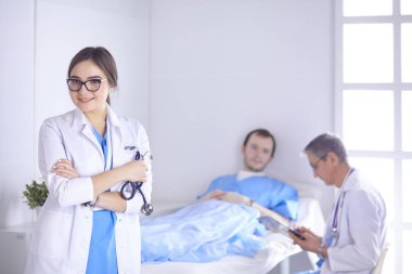 Doktor stetoskop ile yatakta hasta kalp ritmini kontrol