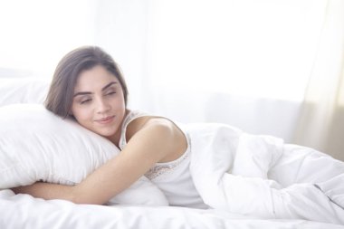 güzel genç kadın yatakta sabah tadını çıkarma. Güzel 