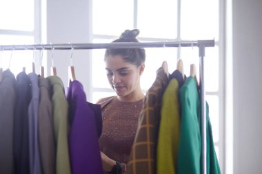 Pano raf tasarımı ile yakın tutan güzel genç stilist