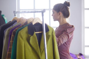 Pano raf tasarımı ile yakın tutan güzel genç stilist