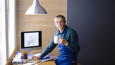 Dizüstü bilgisayarda çalışan ve Proje çizimi mühendis marangoz