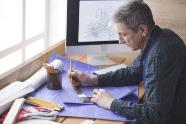 Dizüstü bilgisayarda çalışan ve Proje çizimi mühendis marangoz