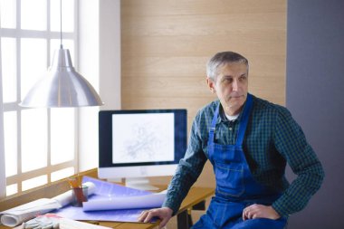 Dizüstü bilgisayarda çalışan ve Proje çizimi mühendis marangoz