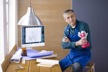 Dizüstü bilgisayarda çalışan ve Proje çizimi mühendis marangoz