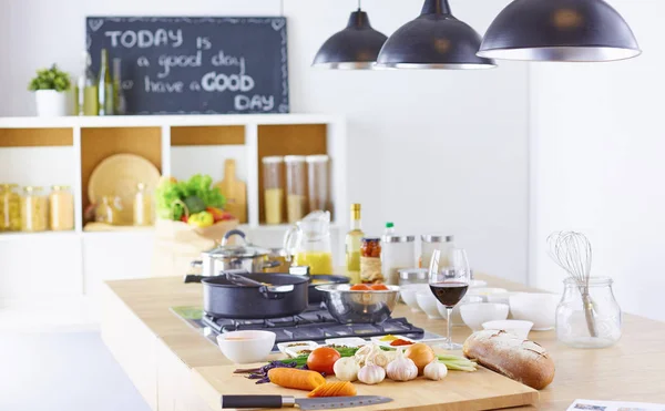 Composición con tabla de madera e ingredientes para cocinar en ta —  Fotos de Stock