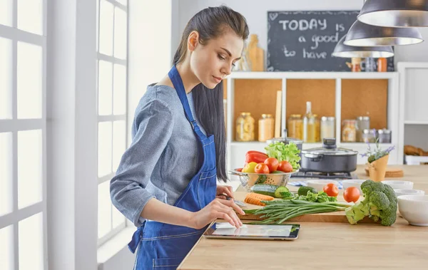 Uma jovem prepara comida na cozinha. Alimentos saudáveis - vege — Fotografia de Stock