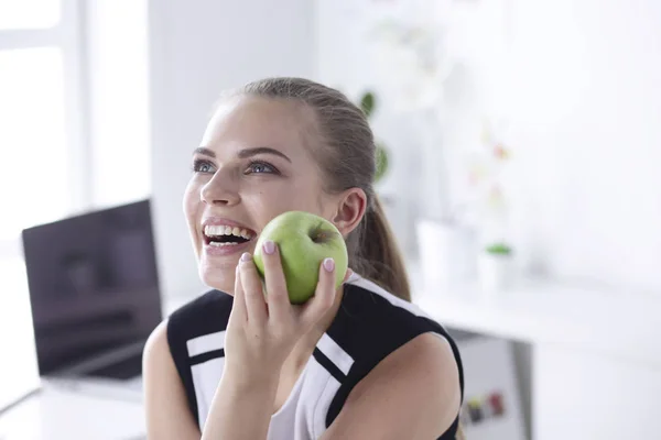 Unga vackra leende flicka med ett grönt äpple i händer — Stockfoto